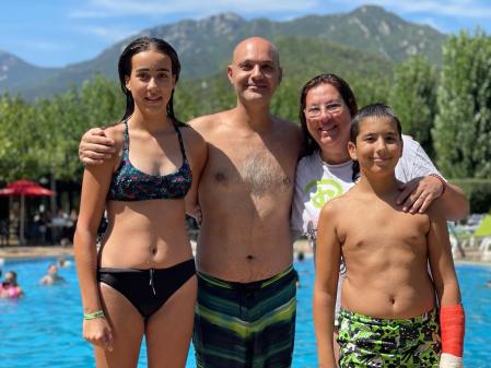 La familia Subirats veranea desde hace diez años en el camping Bassegoda Park de Albanyà