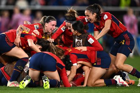 Las jugadoras de la selección española celebran su victoria ante Inglaterra en la final del Mundial de Fútbol femenino en Sídney, Australia&nbsp;