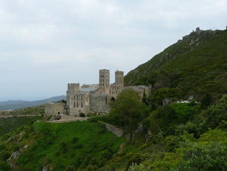 El monasterio de Sant Pere de Rodes, con el castillo de Sant Salvador al fondo.