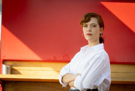 Arana ha dirigido, escrito y coprotagonizado 'Las chicas están bien'