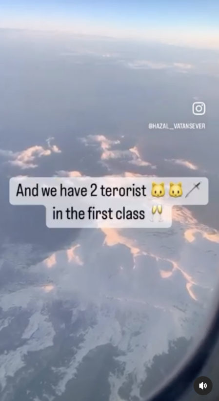 Los pasajeros no han podido evitar partirse de la risa con los anuncios