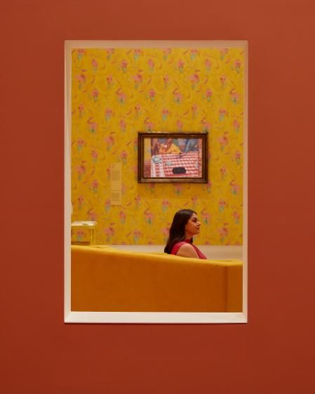 Algunas de las paredes provisionales del museo ofrecen ventanas para ver entre salas y hacer más intensa la experiencia