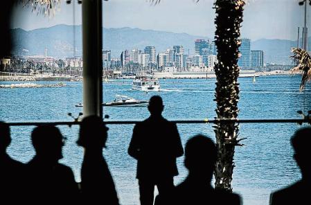 foto XAVIER CERVERA 30/05/2023 asistentes y sobretodo miembros seguridad rey felipe vi observan el golondrinas y otras embarcaciones en el mediterraneo dsd magna sala del hotel W vela, barcelona, durante cercle economia (jornadas anuales)