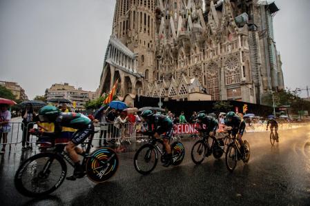 La contrarreloj por equipos de la Vuelta, bajo la lluvia
