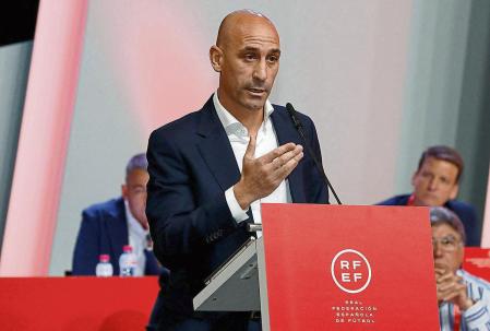 Soccer Football - Spanish Soccer Federation Meeting - Ciudad Del Futbol Las Rozas, Las Rozas, Spain - August 25, 2023 President of the Royal Spanish Football Federation Luis Rubiales announces he will be staying as president during the meeting RFEF/Handout via REUTERS ATTENTION EDITORS - THIS IMAGE HAS BEEN SUPPLIED BY A THIRD PARTY. NO RESALES. NO ARCHIVES THIS IMAGE HAS BEEN SUPPLIED BY A THIRD PARTY.