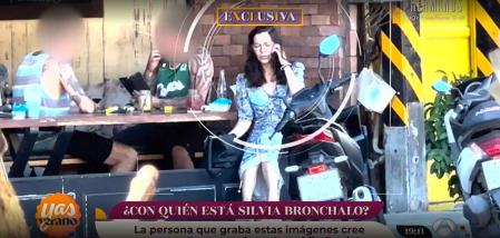 Silvia Bronchalo recibe al visita de dos hombres en Tailandia