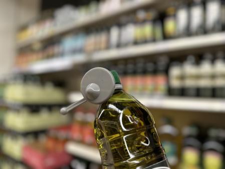 Cada vez es más habitual en los supermercados ver alarmas en las botellas de aceite más caras