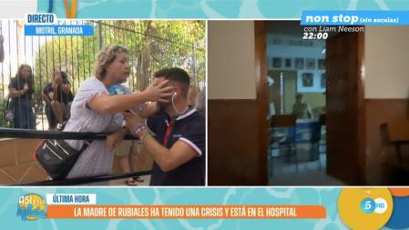 Momento en que una defensora de Luis Rubiales intenta besar a un reportero de Telecinco