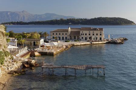 La playa de Faliraki, en Corfú, con la isla de Vido al fondo