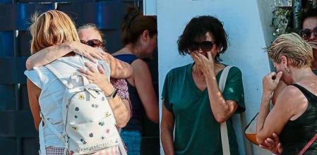 Amigas y vecinas de la mujer asesinada en Alzira a manos de su marido (Ana Escobar / EFE)