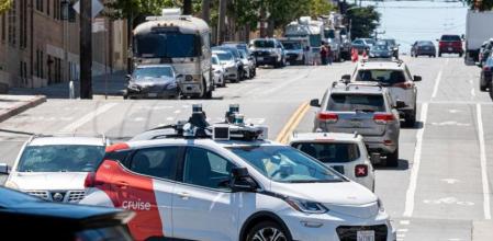 Unos de los numerosos incidentes supuso que uno de los coches sin conductor bloqueara una vía principal de la ciudad de la bahía
(David Paul Morris / Bloomberg L.P. Limited Partnership)