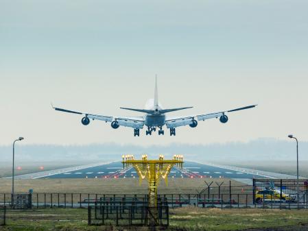 Un avión en el aeropuerto de Schiphol