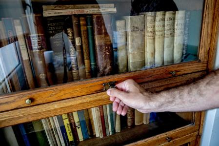 Quique Bassat organiza según sus pasiones. En la sala están los libros del Holocausto, que le toca de cerca, pero también colecciona libros sobre la malaria