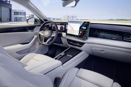 El equipamiento básico del Passat Variant cuenta con las nuevas pantallas del MIB4, sistema de alerta Car2X, App Connect y puertos USB-C&nbsp;