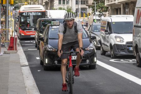 FOTO IGNACIO RODRIGUEZ 04/09/2023. FOTOGRAFIAS DE CARRIL COMPARTIDO BICI BUS TAXI LAIETANA. DESDE EL DIA DE HOY HAY NUEVA CONFIGURACION DE CARRILES EN VIA LAIETANA. BICIS COMPARTEN CARRIL CON BUS Y TAXI. BARCELONA, ESPANA.