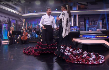 El presentador Pablo Motos y la folclórica Isabel Pantoja comparten risas en 'El Hormiguero'