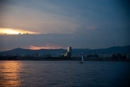 Atardecer desde el mar en Barcelona.