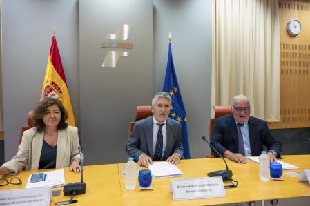 El ministro del Interior en funciones, Fernando Grande-Marlaska (centro), ha presentado el balance provisional de siniestros mortales registrados en julio y agosto de 2023&nbsp;