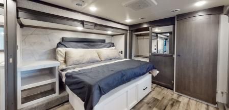 CrossRoads Redwood, la extraordinaria caravana para viajar en una mansión ambulante.