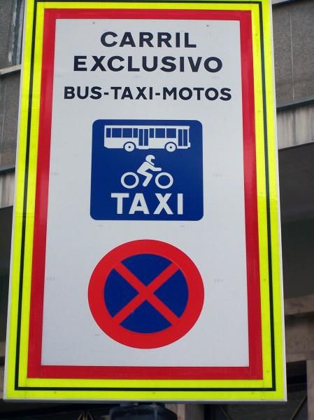 Algunas ciudades tienen carriles exclusivos para que circulen indistintamente autobuses, taxis y motos