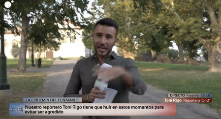 El reportero de 'Código 10' tiene que huir para evitar ser agredido