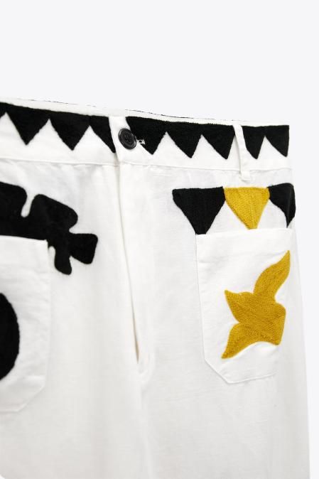 Detalle del bordado en el pantalón de Zara