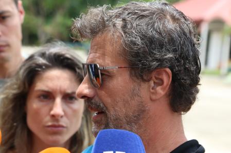 Rodolfo Sancho atendiendo a los medios de comunicación