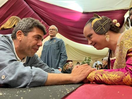 Carlos Mazón con Mar Galcerán vestida de fallera