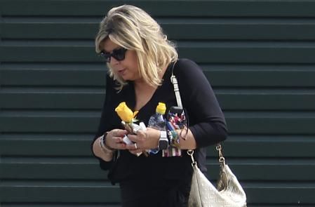 Terelu Campos con rosas amarillas