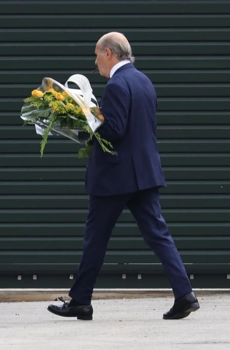 Llevan rosas amarillas a María Teresa Campos