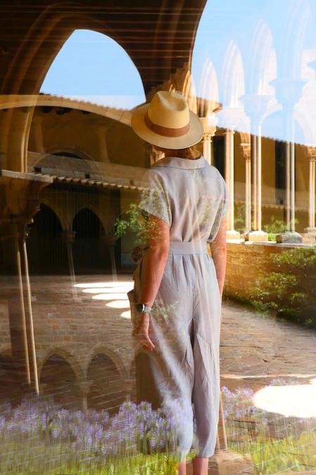 Visitante del monasterio de Pedralbes resguardándose del sol con el sombrero.