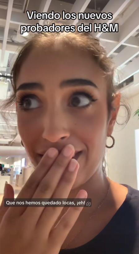 Una joven se sorprende al descubrir el nuevo probador del HYM de Barcelona