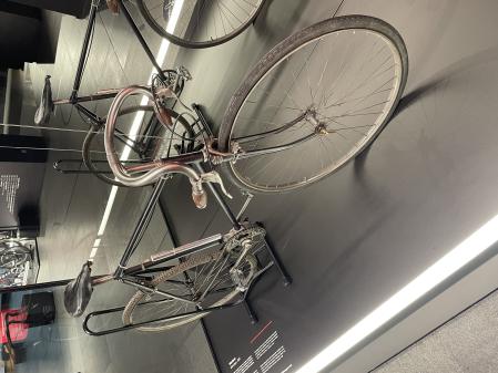 Se trata de un modelo muy antiguo, mucho han adelgazado las bicis desde entonces.