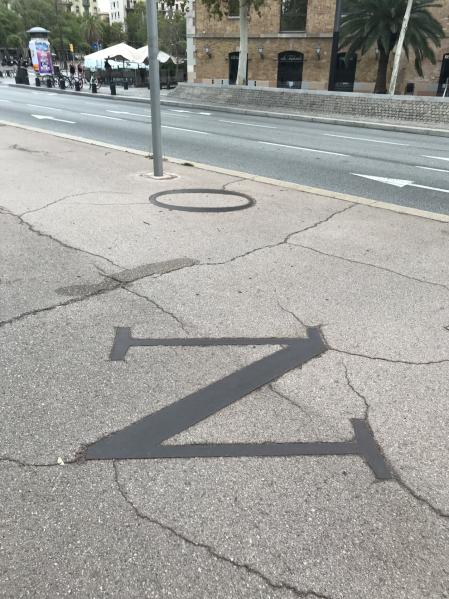 Falta de P de Ponent en la escultura de La Rosa dels Vents.