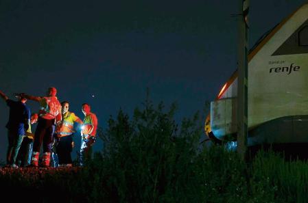 Barcelona, 10 sep (EFE).- Cuatro personas han fallecido este domingo por la noche al ser arrolladas por un tren a la altura de Montmeló, en la comarca del Vallès Oriental (Barcelona), cuando un grupo de siete personas trataba de cruzar la vía por un punto no autorizado. En la imagen, el tren que ha arrollado a las víctimas, aún permanece en el lugar del accidente. Técnicos del ferrocarril y sanitarios trabajan en las vías del tren. EFE/ Alberto Estevez