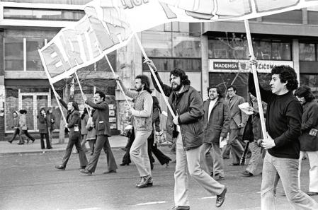 Una de las últimas fotografías de Víctor Jara (a la dcha.), durante una marcha de Unidad Popular en Santiago de Chile una semana antes del golpe de Pinochet.