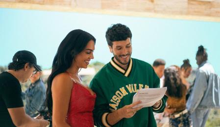 Georgina Rodríguez junto a Sebastián Yatra en el rodaje del videoclip 'Energía bacana'