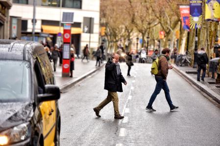 FOTO ALEX GARCIA INFRACCIONES COMETIDAS POR PEATONES QUE CRUZAN EN ROJO O FUERA DE LOS PASOS DE ZEBRA. ATROPELLOS PEATONES. EN LA FOTO LA RAMBLA 2017/01/20