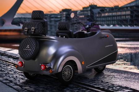 Lámpago, el curioso triciclo eléctrico biplaza que une tecnología y estilo retro.