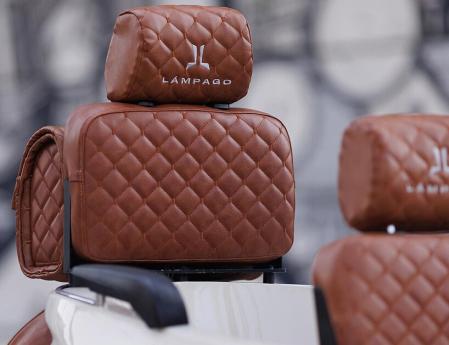 Lámpago, el curioso triciclo eléctrico biplaza que une tecnología y estilo retro.