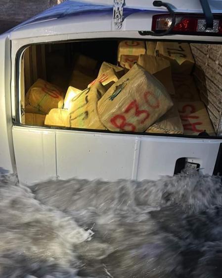 En el interior del maletero se hallaron 76 fardos con unos 30 kilos de hachís en cada uno.