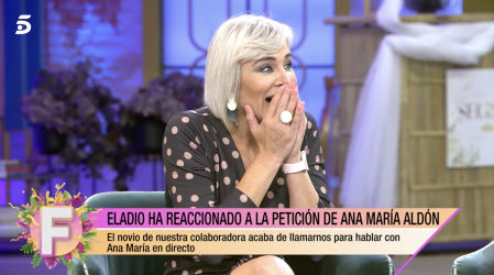 Momento en que el novio de Ana María Aldón le da la sorpresa en directo