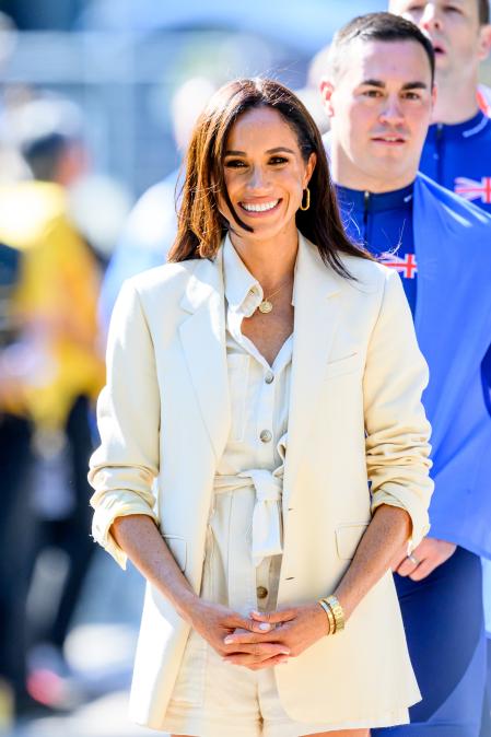 Detalle del look de Meghan Markle con el mono de Zara