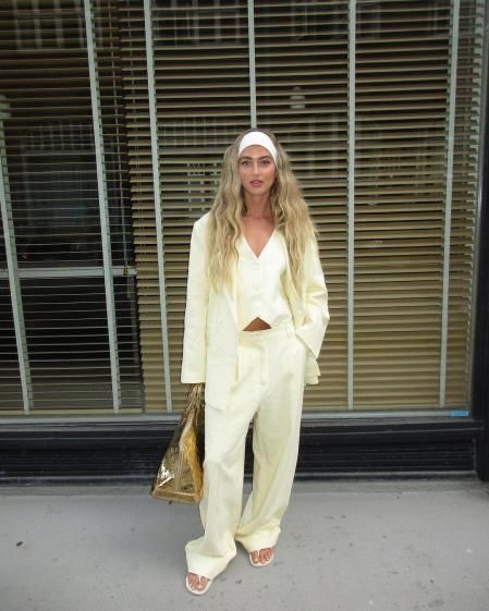 Emili Sindlev con un look con chaleco con pantalones y blazer