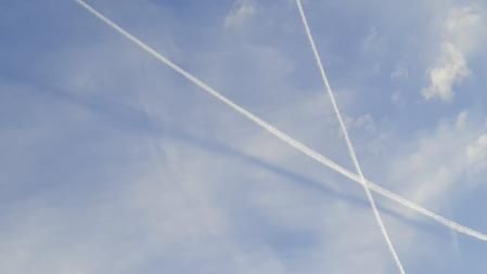 Confluencia de estelas de condensación.