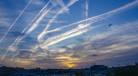 Cielo de estelas en el norte del Barcelonès.