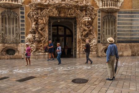 La fachada del Palacio del Marqués de Dos Aguas siempre hace pararse al turista