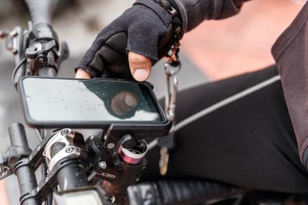 Repartidor utilizando el GPS de su smartphone&nbsp;