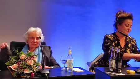 La violonchelista Anita Lasker-Wallfisch, superviviente de Auschwitz y Bergen-Belsen, y su hija Maya, en un acto en el Museo Judío de Berlín, en febrero del 2023