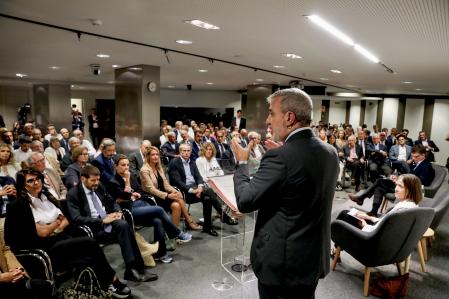 El alcalde Collboni ante el público asistente a su conferencia
